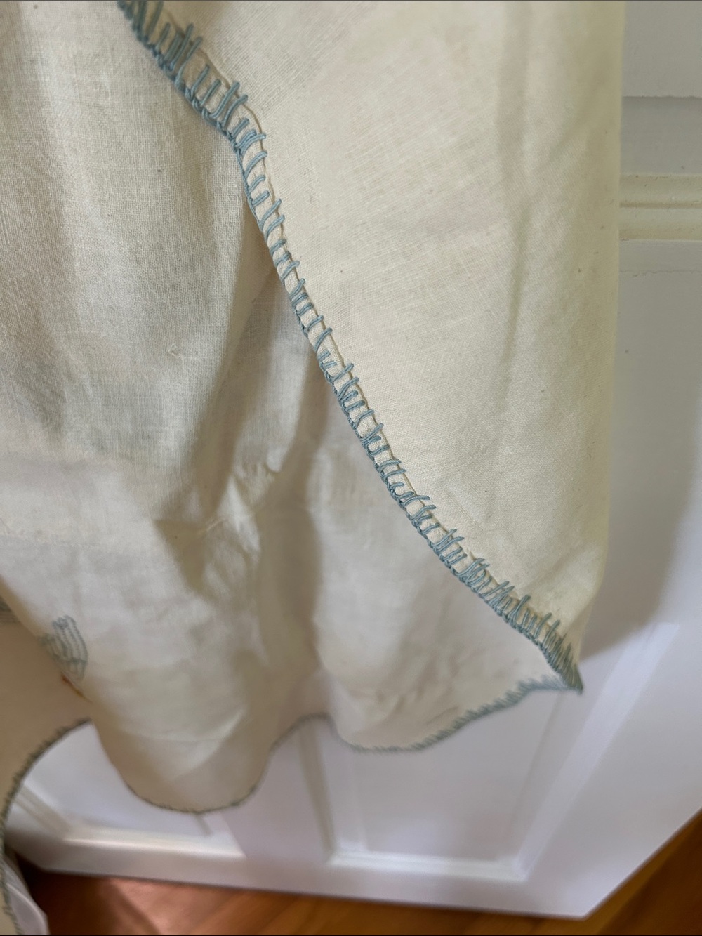 Rare-Embroidered Bird Apron on feedsack muslin with Blue Trim. Unique desig - Picture 5 of 6